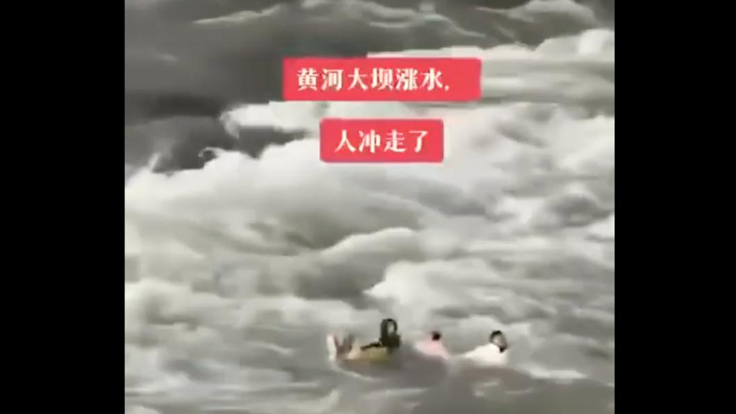 走春到黃河戲水 河水突上漲大人小孩都被沖走2死7失聯