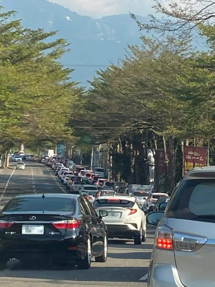 網友形容梅山公園附近的街道如停車場。(圖/翻攝自「梅山鄉,大小事」臉書)