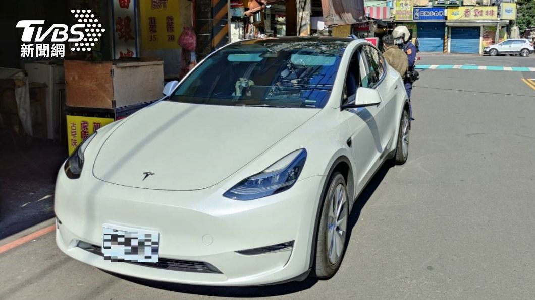 特斯拉買十天就故障?疑緊急煞車害電腦當機 警民谷歌求解