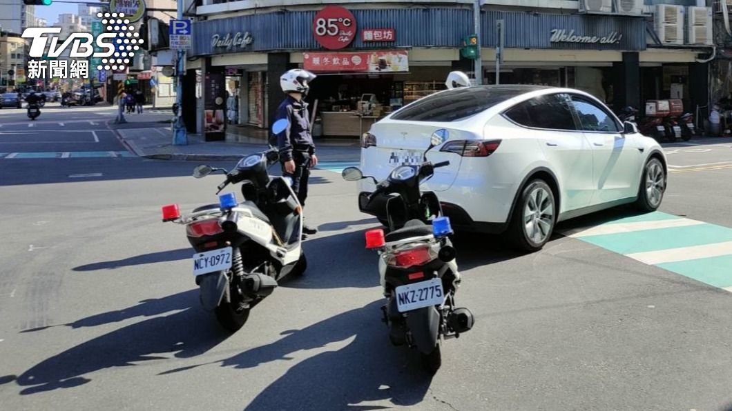 疑似是因為車輛偵測到行人啟動緊急煞車，電子手煞車也拉起，但電腦當機導致車子無法發動。（圖／TVBS）