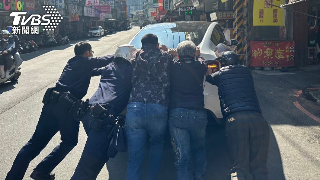 員警和民眾協助推車。（圖／TVBS）
