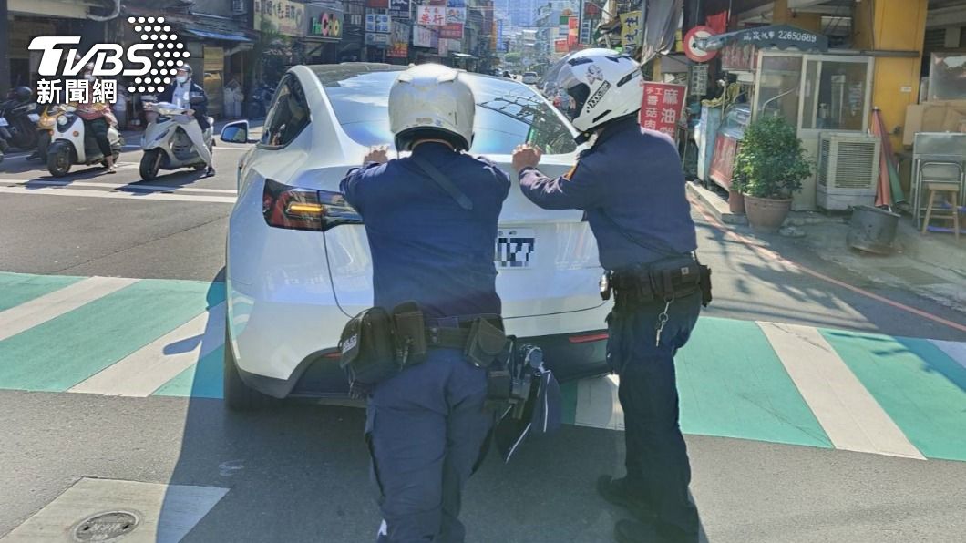 將車子狀態改為牽引模式後，電子手煞車才放下，藉此推車。（圖／TVBS）