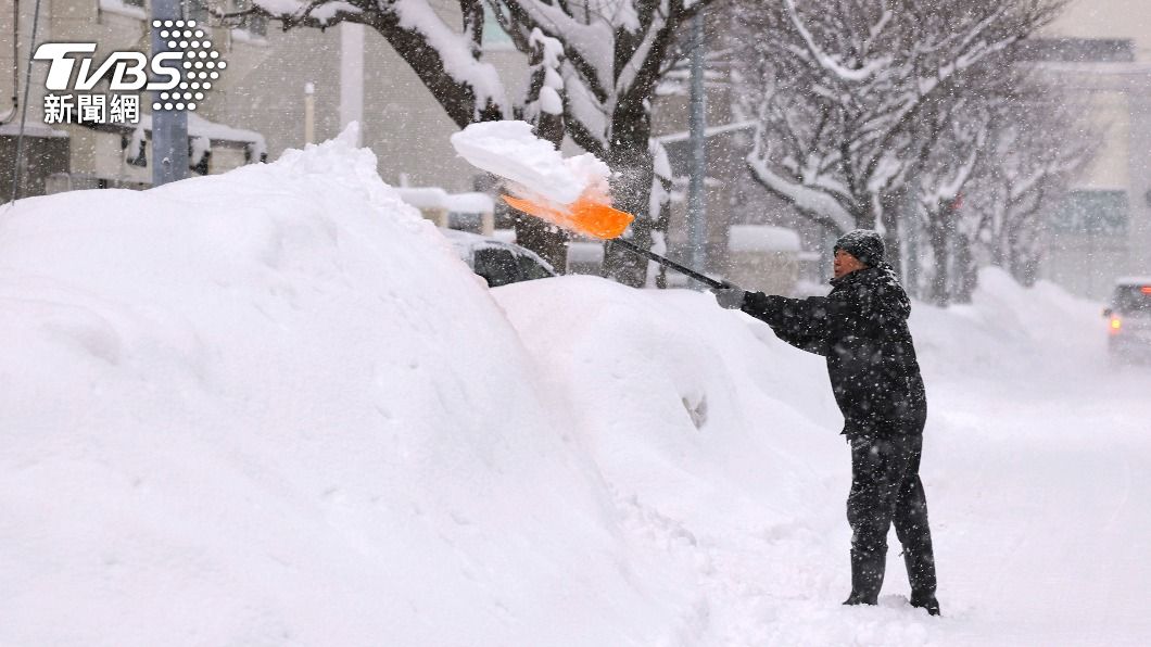 去年12月大雪不止,日本北海道的居民只能忍著嚴寒剷雪。(圖/達志影像美聯社)