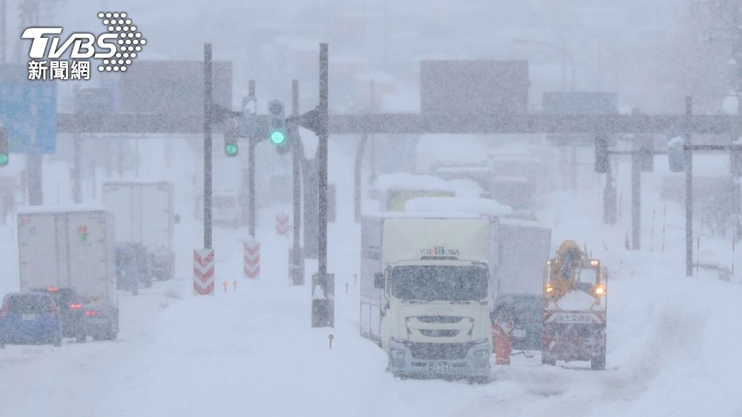 去年12月寒流、大雪來襲,日本新瀉縣有超過800輛車被困在雪中動彈不得。(圖/達志影像美聯社)