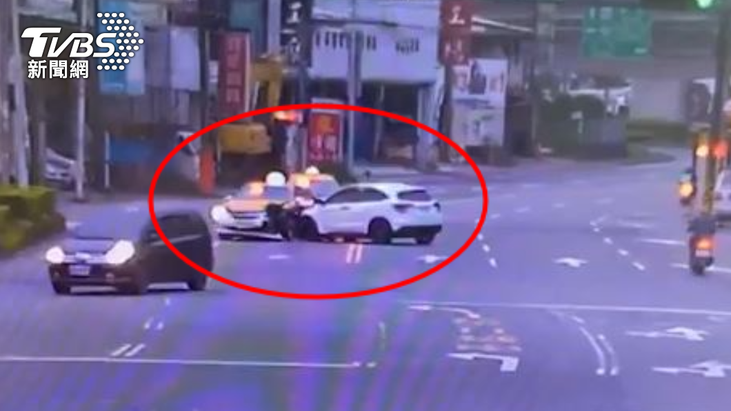 男子酒駕逆向衝撞三輛停等紅綠燈的轎車,造成自己和一名駕駛受傷。(圖/TVBS)