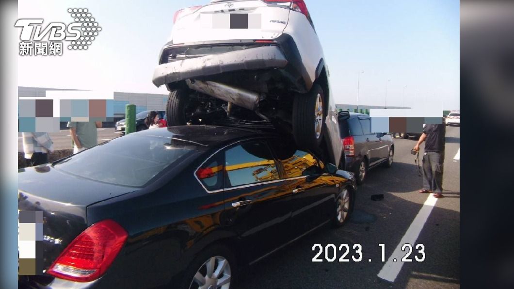 初二國道8車連環撞!警方:「請千萬保持安全距離」不超速不追尾