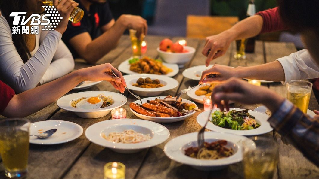 睡前擁有飽足感讓你不易感到寒冷。、(示意圖/shutterstock達志影像)
