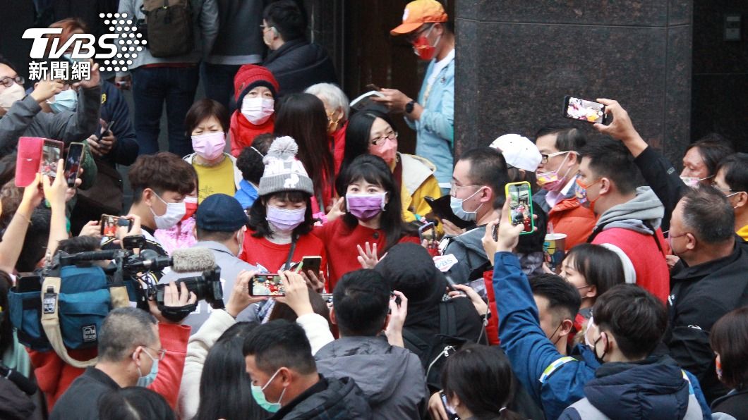 副總統賴清德離開後,高嘉瑜在宮廟前開啟合影會。(圖/方炳超攝)