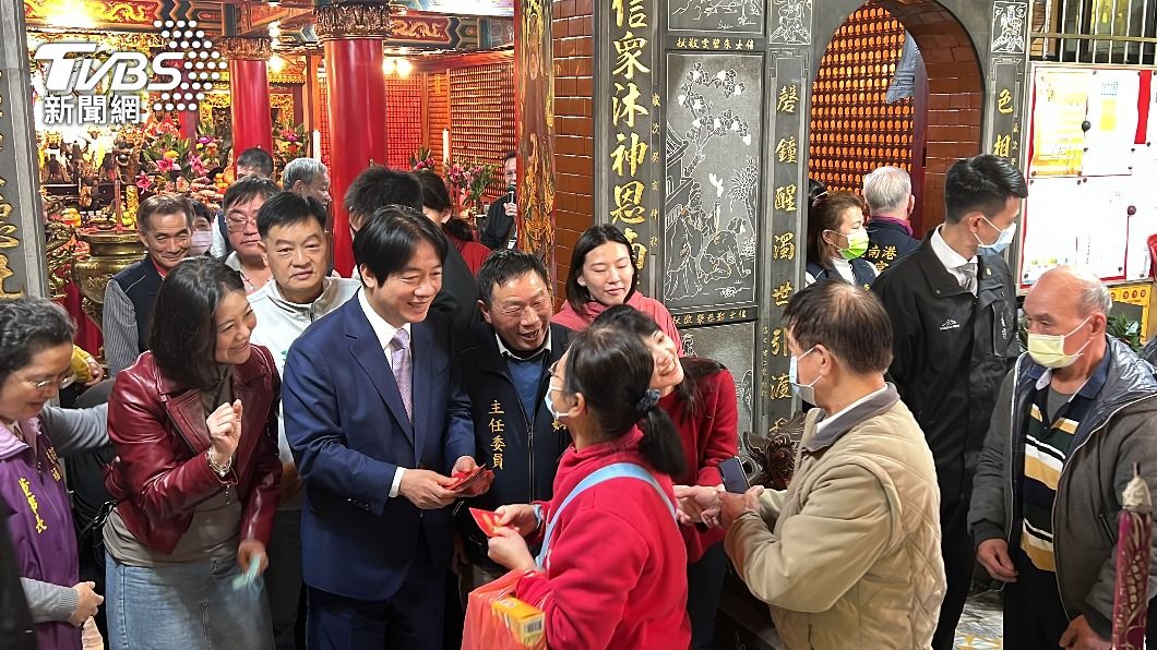 副總統賴清德前往南港發福袋,立委高嘉瑜站在信天宮主委旁,與賴清德頗為靠近。(圖/方炳超攝)