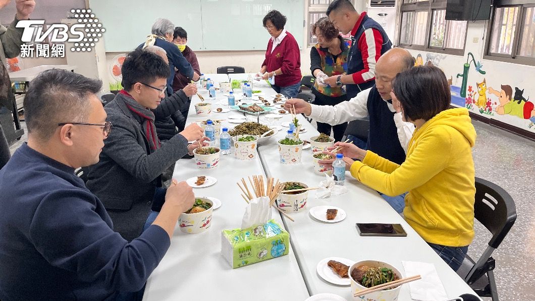 韓國瑜陪同士林區福林里里民用餐。（圖／黃韋銓攝）
