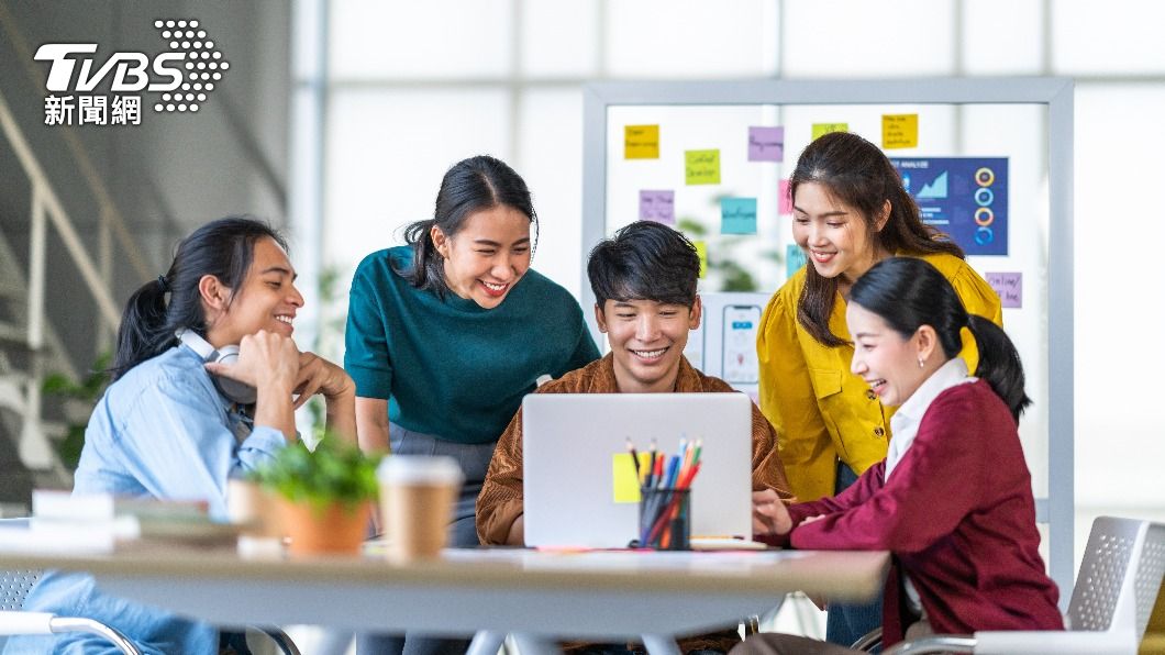 雙子座將出現貴人運,會適時對你伸出援手。(示意圖/shutterstock達志影像)