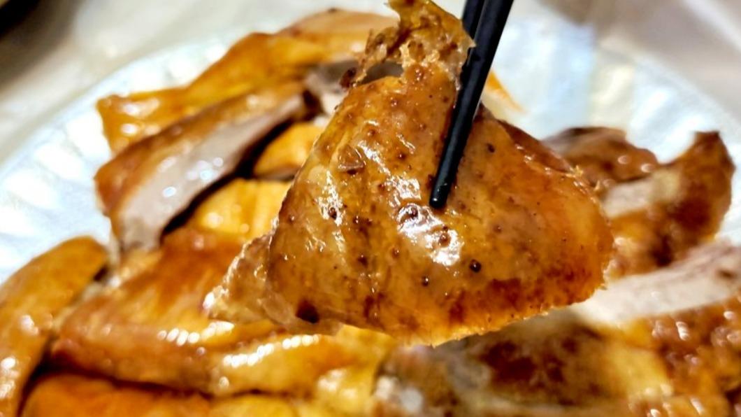 片鴨不僅厚實大塊,裡頭還保有肉汁。(圖/大口老師的走跳學堂!提供)