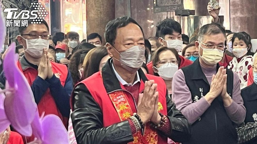 鴻海集團創辦人郭台銘昨參拜板橋慈惠宮。(圖/黃韋銓攝)