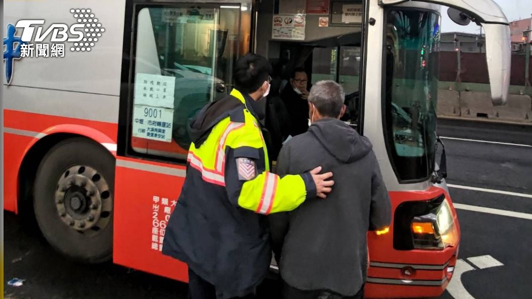 老翁國道步行被警攔 不但未開罰 結局還很溫馨