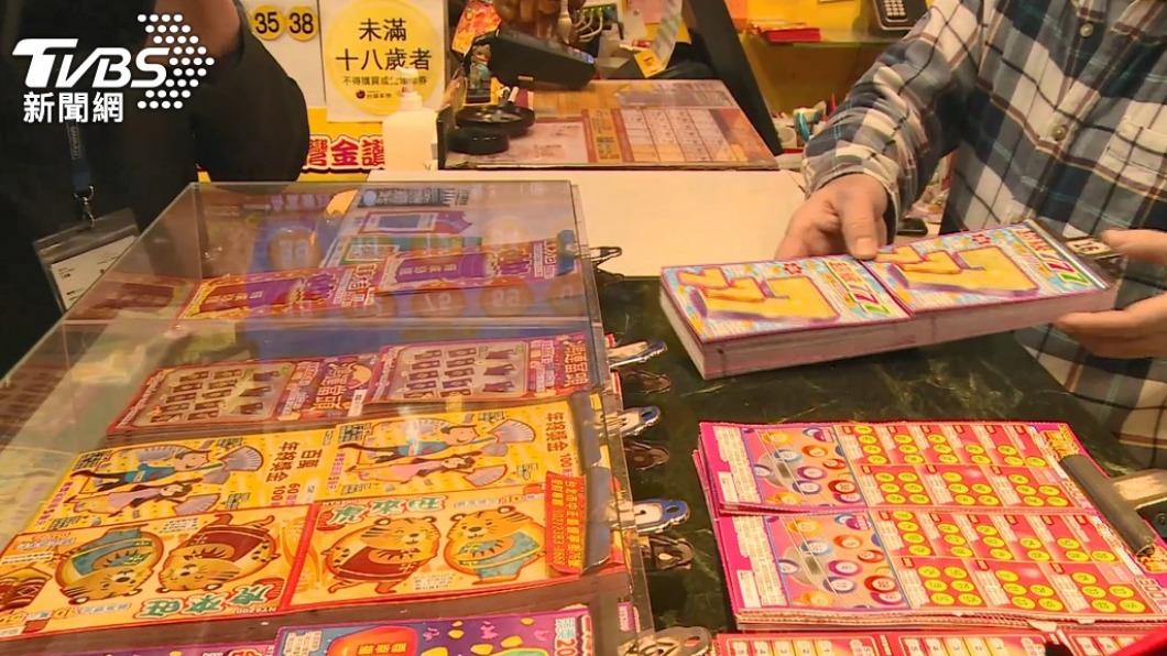 彩券行員工表示,過年太忙站到腳抽筋。(示意圖/TVBS資料照)