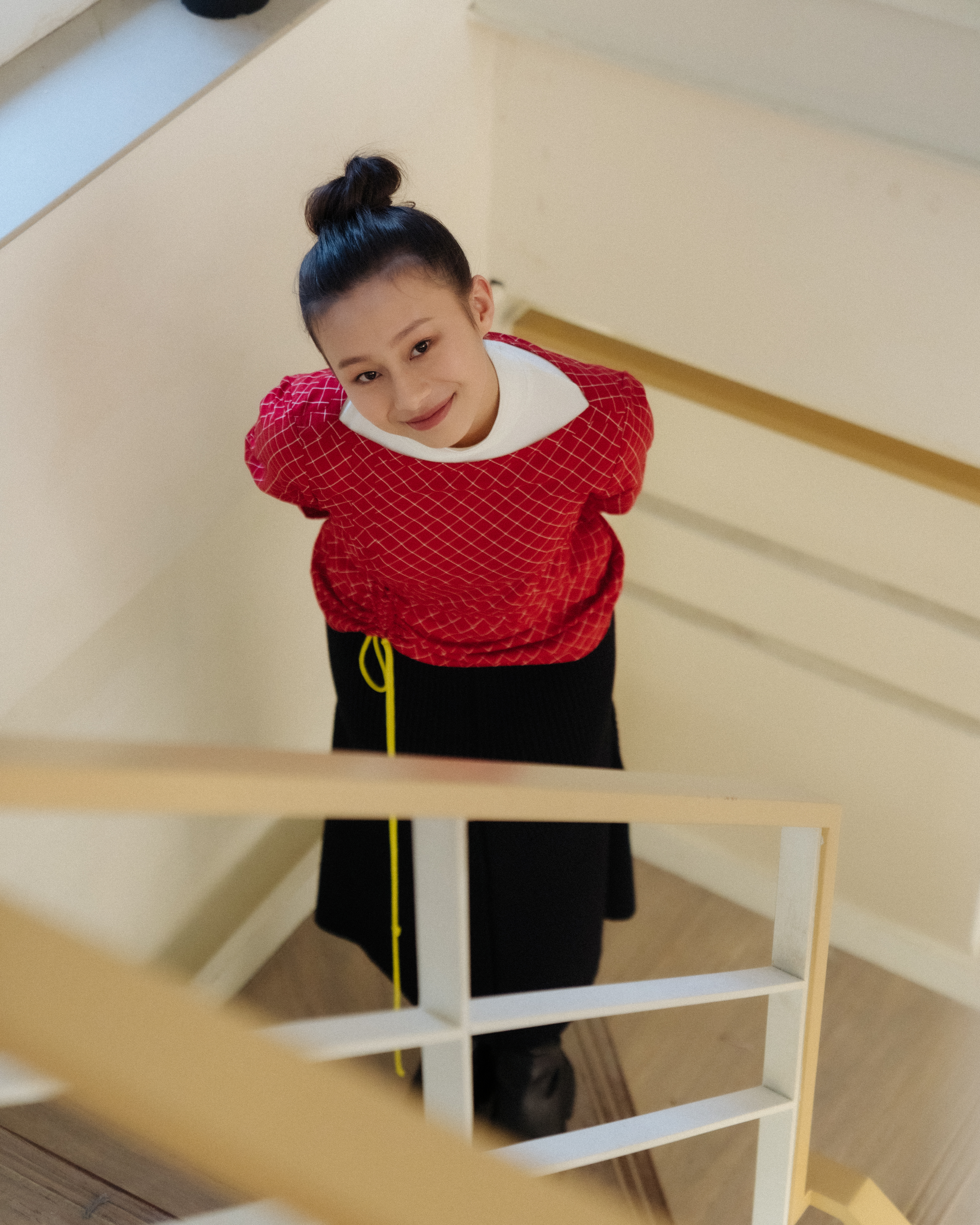 偉莉莎希望自己新的一年能更瘦點;服裝:白色高領上衣(Boss);格紋不對稱上衣、黑色窄裙(Tory Burch);黑色高筒靴(造型師私物)。(圖/自由試娛樂提供)