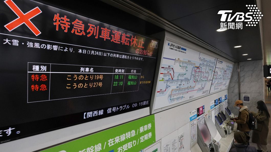 受大雪、強風影響，24日晚間從JR大阪站發車前往福知山的特快列車宣布停駛。（圖／達志影像美聯社）