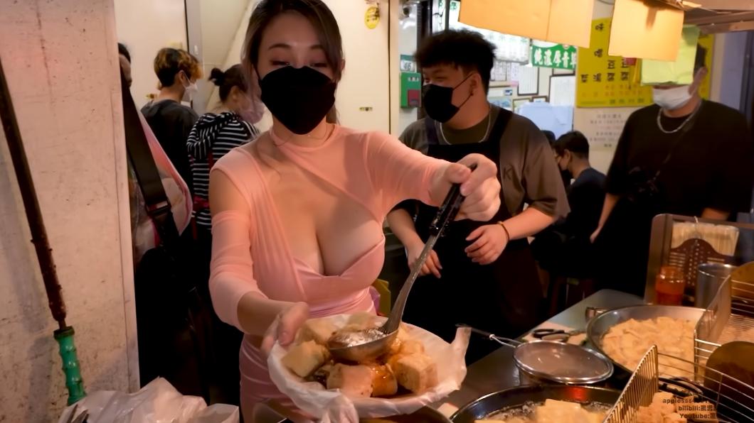 臭豆腐看起來很好吃。(圖/翻攝自黑男邱比特YouTube)