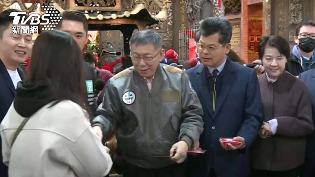 台灣民眾黨主席柯文哲赴蘆洲參香並發放發財金。(圖/TVBS)