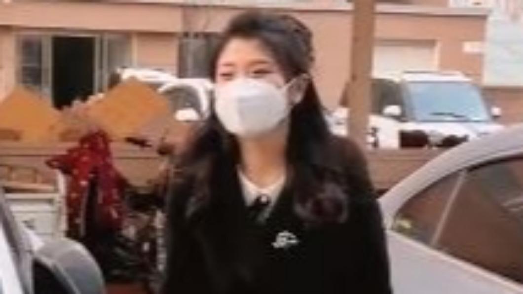 女子提著白菜及白米回家。(圖/翻攝自微博)