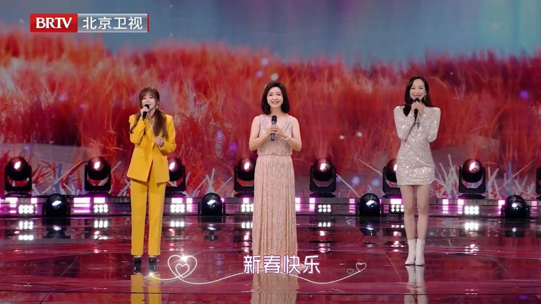 虛擬鄧麗君(中)與王心凌(左)、韓雪(右)共同演繹《我只在乎你》。(圖/數字王國提供)