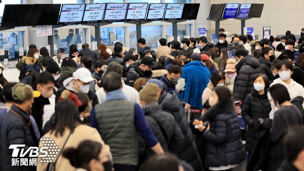 受大規模航班停飛影響的旅客擠滿了濟州機場，想要等待其他可以飛的航班。（圖／歐新社）