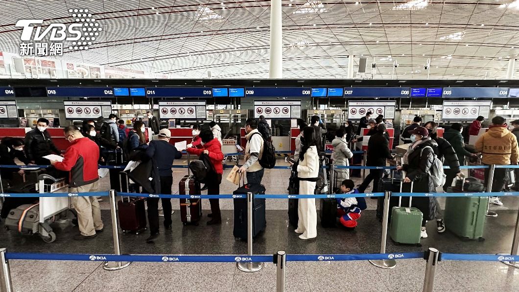 北京首都國際機場湧現出國人潮。（圖／達志影像美聯社）