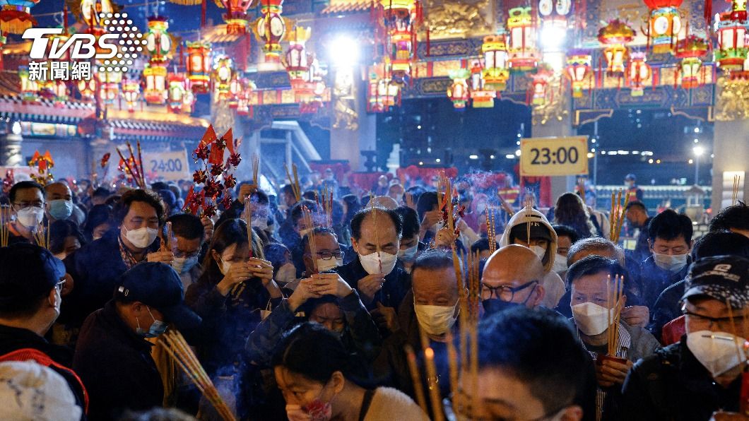 香港嗇色園黃大仙祠湧入大批信眾參拜。（圖／達志影像路透社）