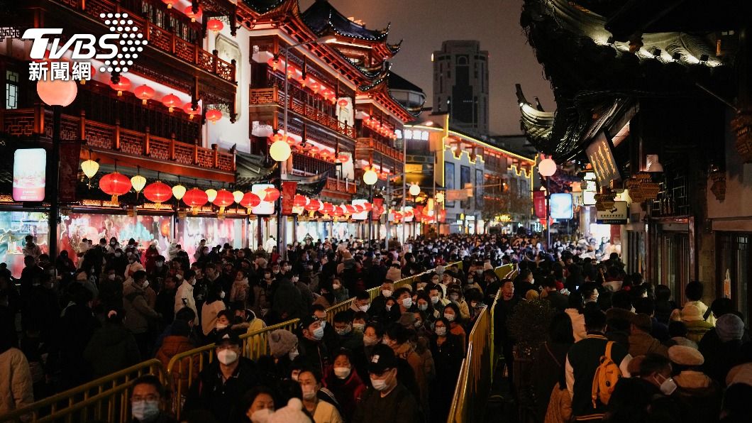 上海豫園觀光客大增，現場擠得水泄不通。（圖／達志影像路透社）