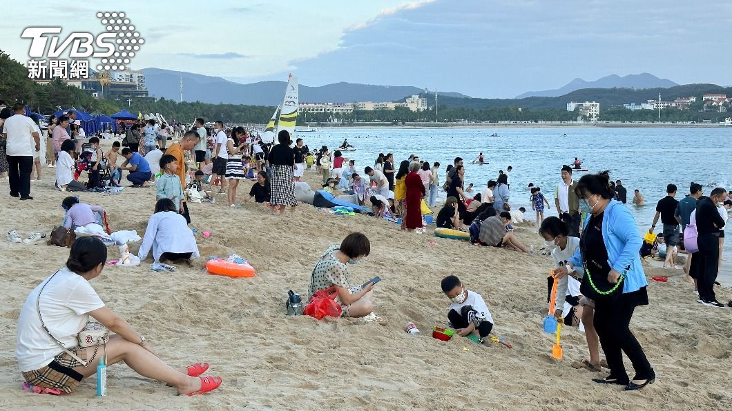 海南島海灘出現許多旅客前來度假。（圖／達志影像路透社）