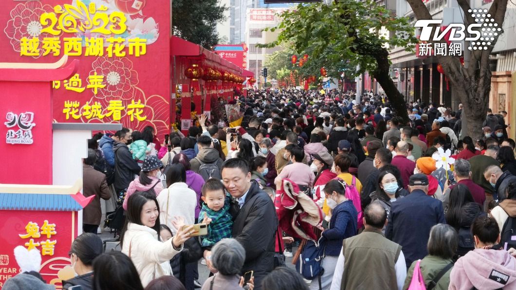 廣州花卉節自疫情後睽違三年首度舉辦，湧入大批民眾前往賞花。（圖／達志影像美聯社）