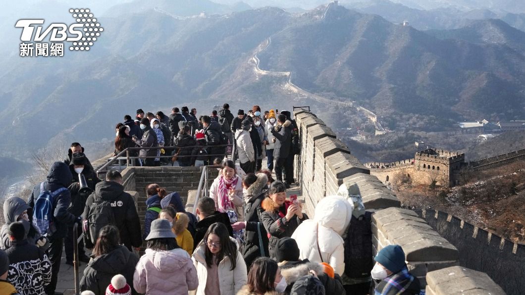 長城在春節連假期間湧入人潮。（圖／達志影像美聯社）