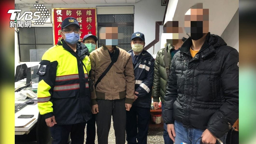 迷途翁雨天倒臥田地頻發抖　警「一碗麵一杯茶」暖活他的心
