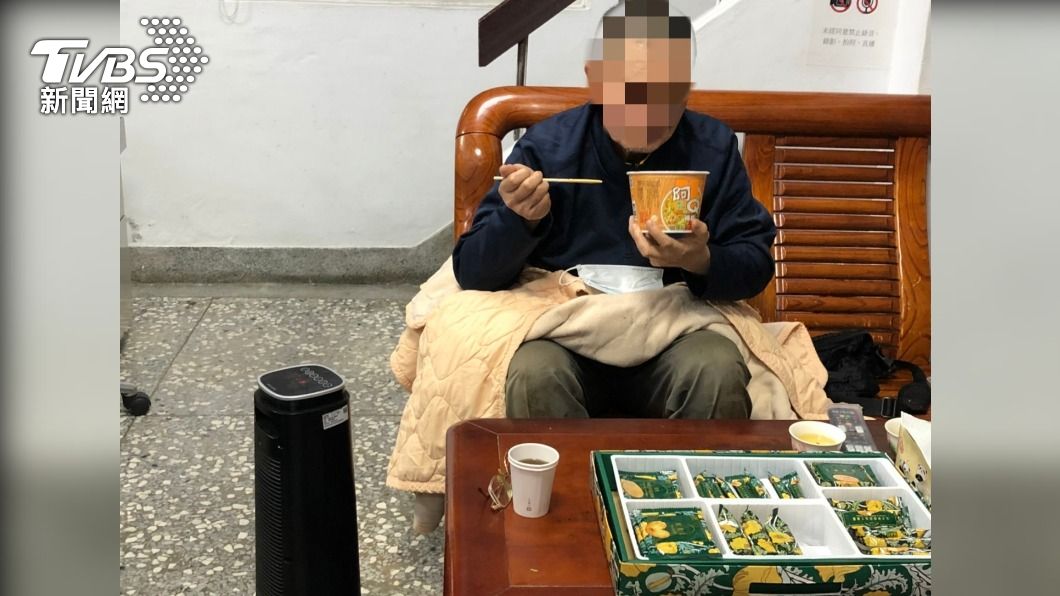警員送上熱茶、泡麵供老翁暖身果腹。(圖/TVBS)