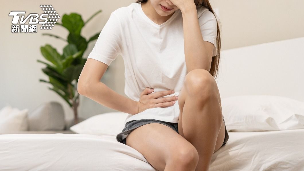 女網友親眼目睹「女生的腿一直在扭、一直在夾」。(示意圖/shutterstock 達志影像)