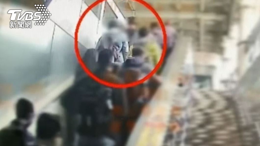 男子疑似是趕時間要走手扶梯左邊,不滿被旅客擋住因此飆罵。(圖/TVBS)