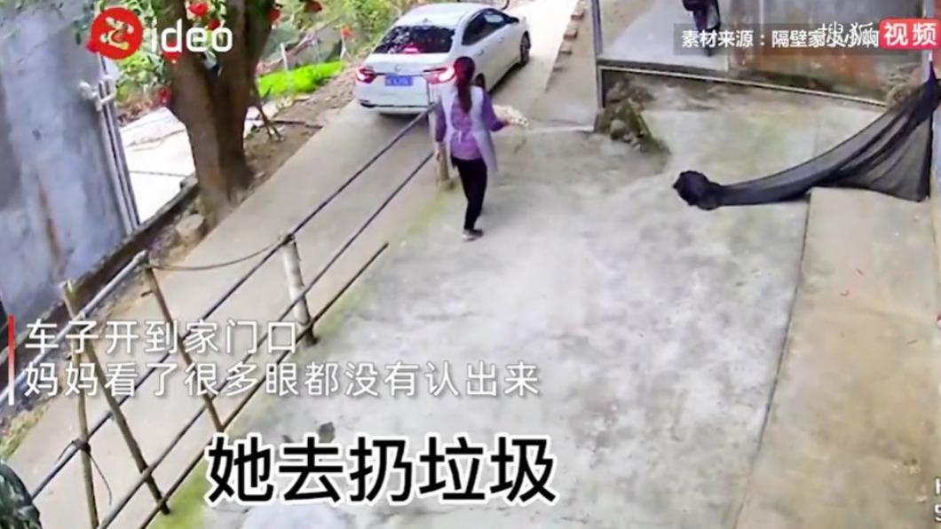 母親出門倒垃圾撞見女兒一家人,卻完全認不出來。(圖/翻攝自微博)