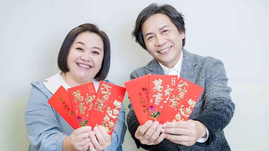 許傑輝、鍾欣凌包紅包。(圖/LiTV、威視電影提供)
