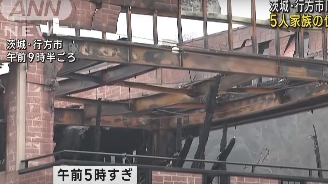 民宅被嚴重燒毀,整個二樓幾乎已經面目全非、鋼筋外露。(圖/翻攝自ANN NEWS Youtube)