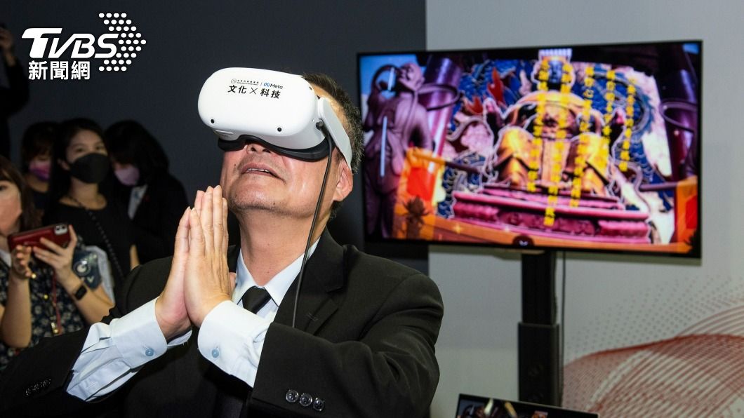 透過VR來體驗拜廟實境。(圖/翻攝自蔡咏鍀臉書)