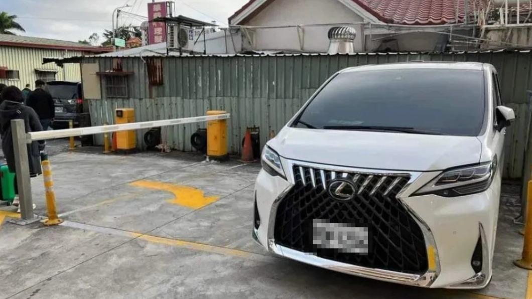 比考駕照還難！休旅車停出入口「僅留小縫」　他怒轟：沒品
