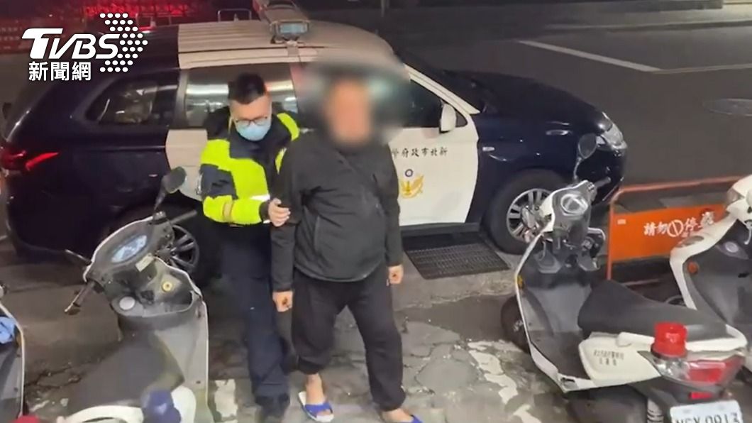 警方逮捕偷開消防勤務車的許男。(圖/TVBS)