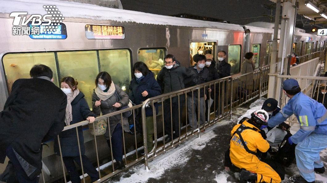大雪襲京都！乘客被困JR電車內9小時　絕望喊：放我出去