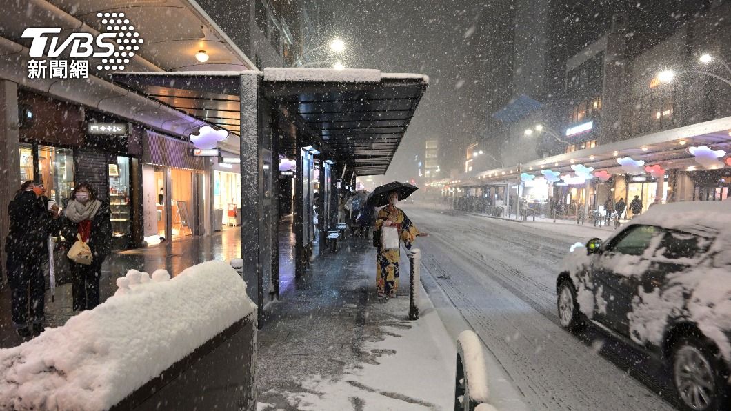 京都街頭下起大雪,讓不少小客車、公車都因此無法正常行駛。(圖/達志影像美聯社)