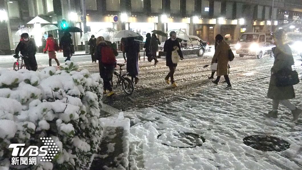 強勁寒流24日至26日侵襲日本,京都也降下銀白大雪。(圖/達志影像美聯社)