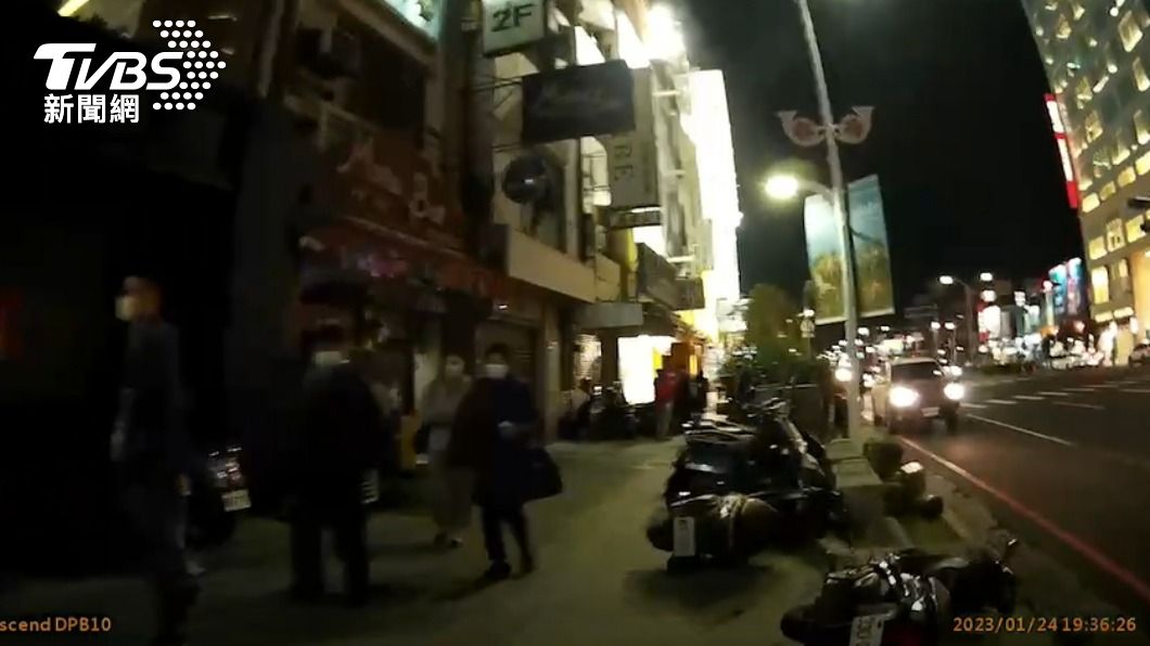 警方到場協助排除。（圖／TVBS）
