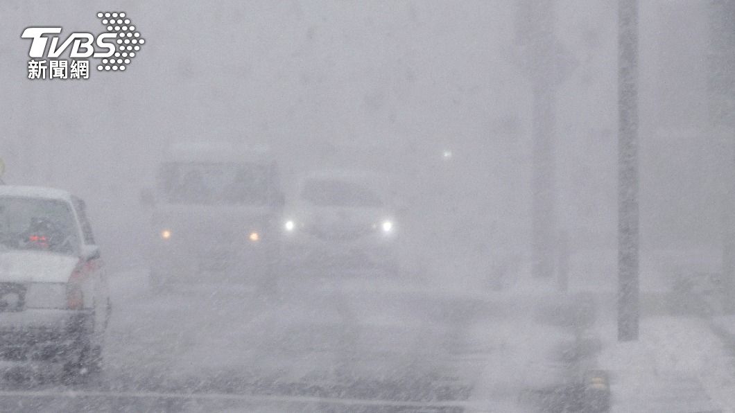 因為強烈降雪導致能見度不佳,駕駛人紛紛降低行駛速度。(圖/達志影像美聯社)