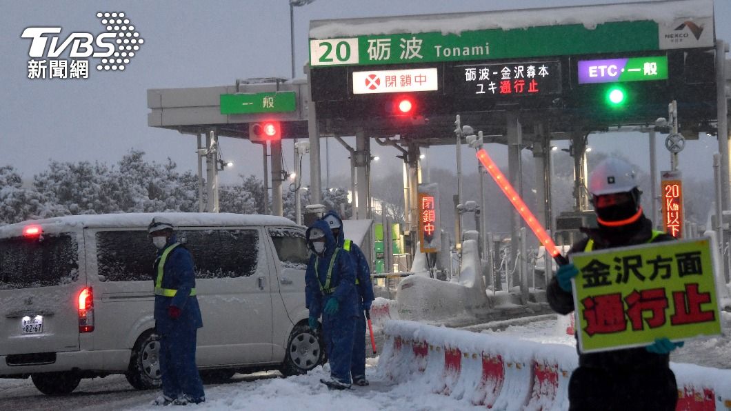 日本北陸道地區因強降雪而關閉高速公路。(圖/達志影像美聯社)