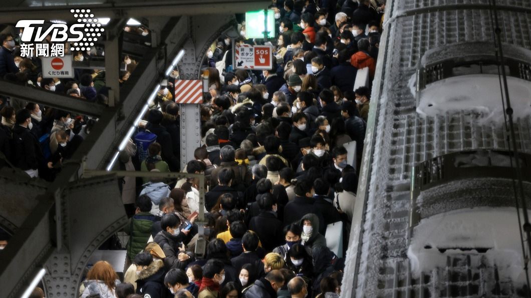 JR大阪車站因為列車遭取消、延遲而擠滿大量乘客。(圖/達志影像美聯社)