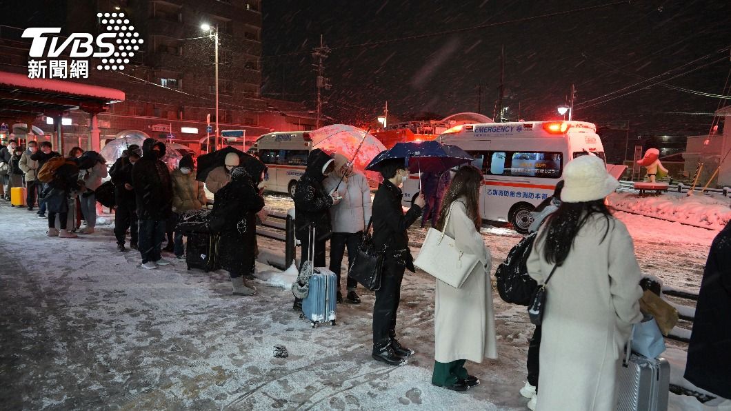 民眾因列車取消而改搭乘計程車,等候處大排長龍。(圖/達志影像美聯社)